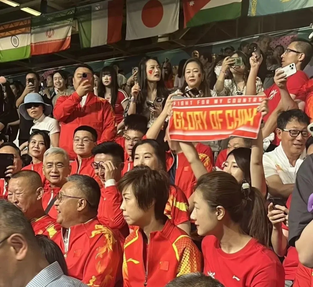 包含热门球队巅峰对决，火爆比赛现场瞬间点燃观众激情的词条